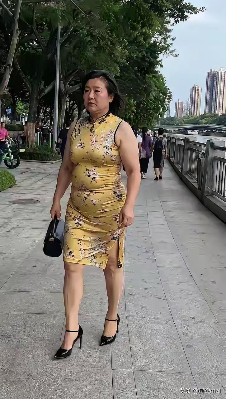 有人发了一张穿旗袍的照片，然后说自己一辈子不穿旗袍了！

旗袍没罪啊，穿旗袍也没