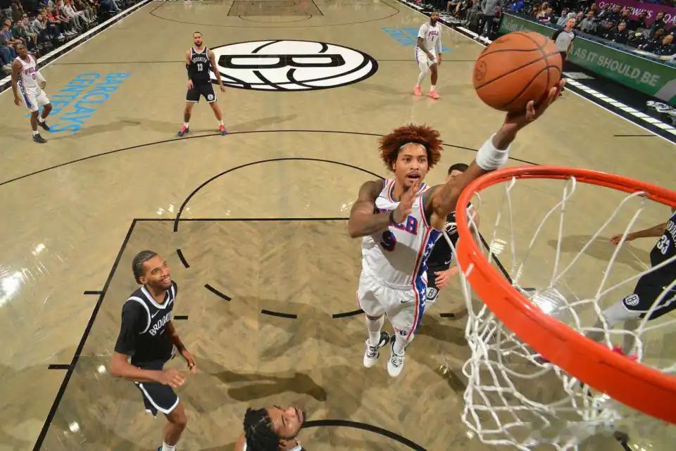 北京时间11月3日，NBA常规赛76人客场对阵篮网，恩比德轮休缺席。76人借助团