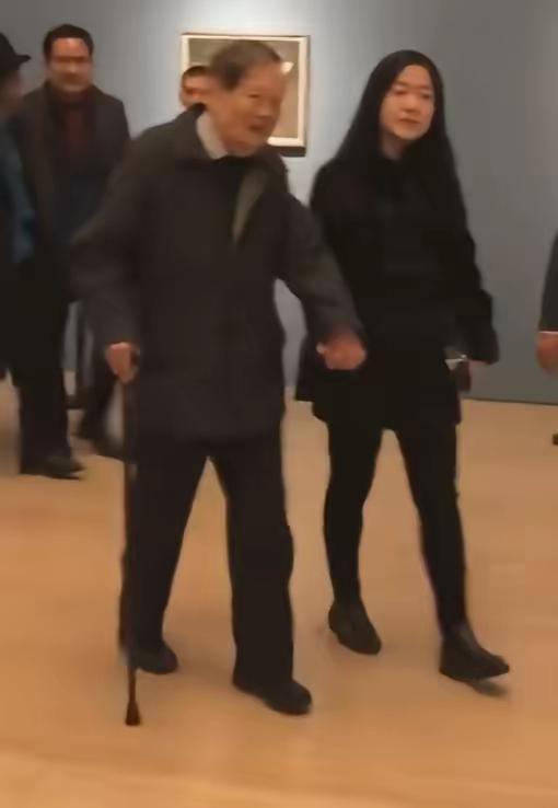 翁帆这段婚姻

看起来像是选了一条难走的路

二十八岁嫁给八十二岁的老人

外人