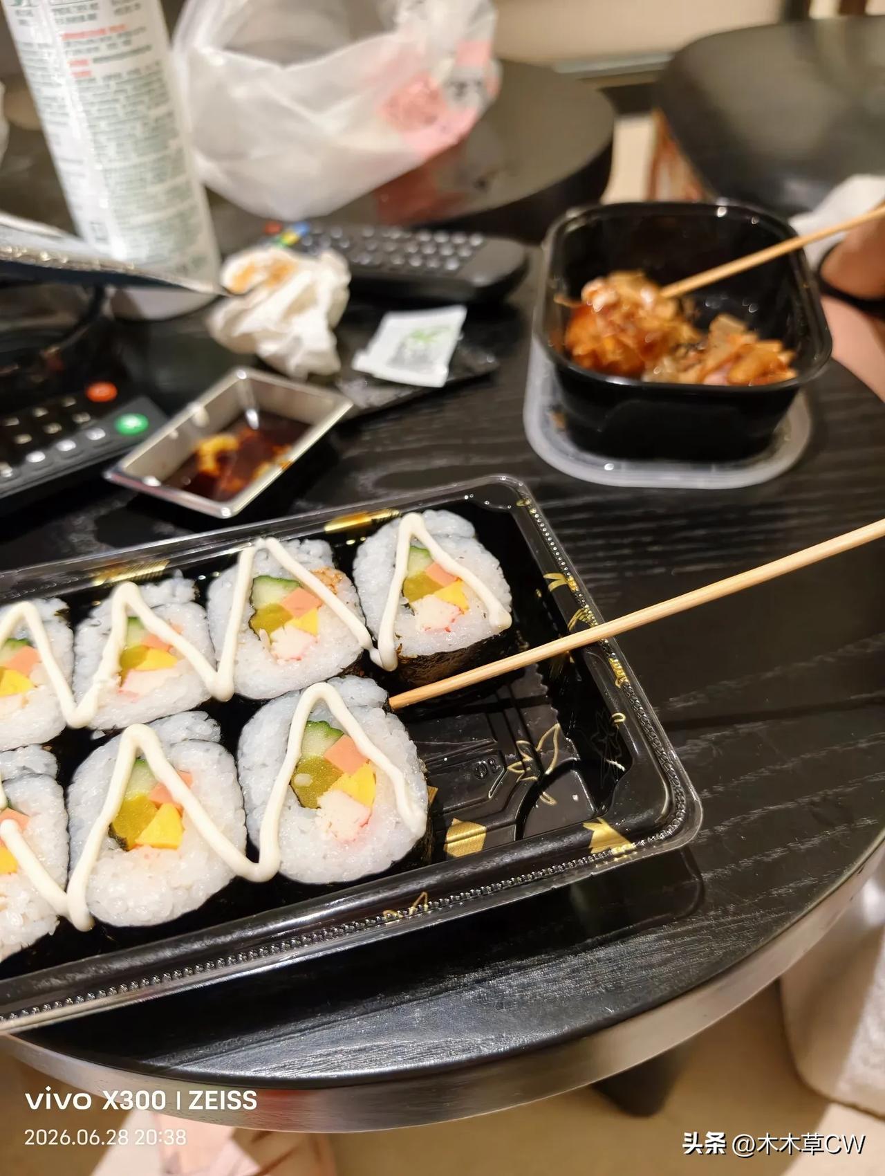 出来三天，景点一个没看，光买药+点外卖了。
小吃街吃了章鱼小丸子，妹妹还想吃，懒