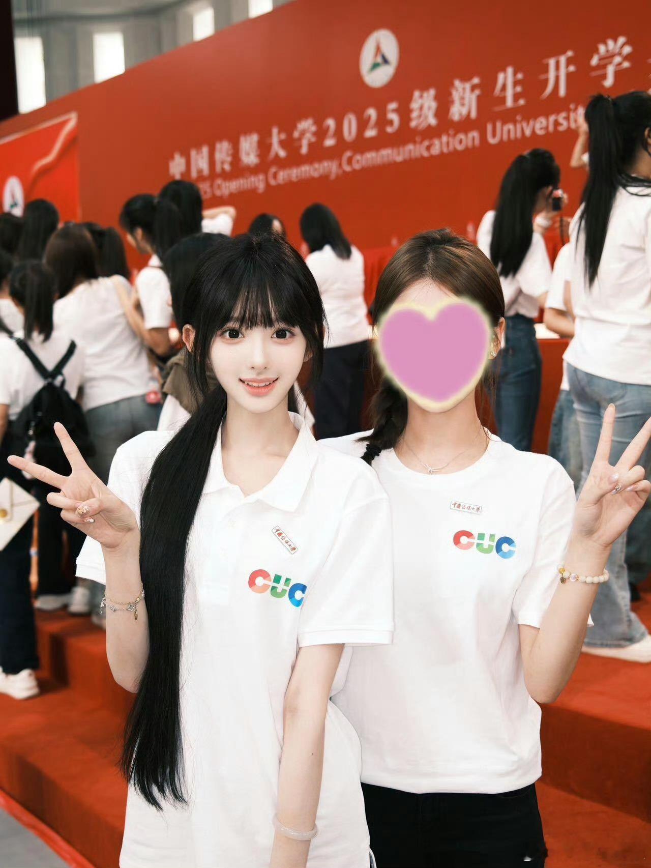 被擦妆5次艺考生开学了有点像芭比娃娃的建模[抓狂] 怪不得以为她化妆了呢[爱慕]