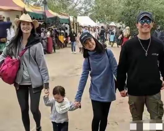 看到林依晨和老公的游玩合照，忍不住感叹：帅哥美女的爱情果然连同框都自带氛围感，太