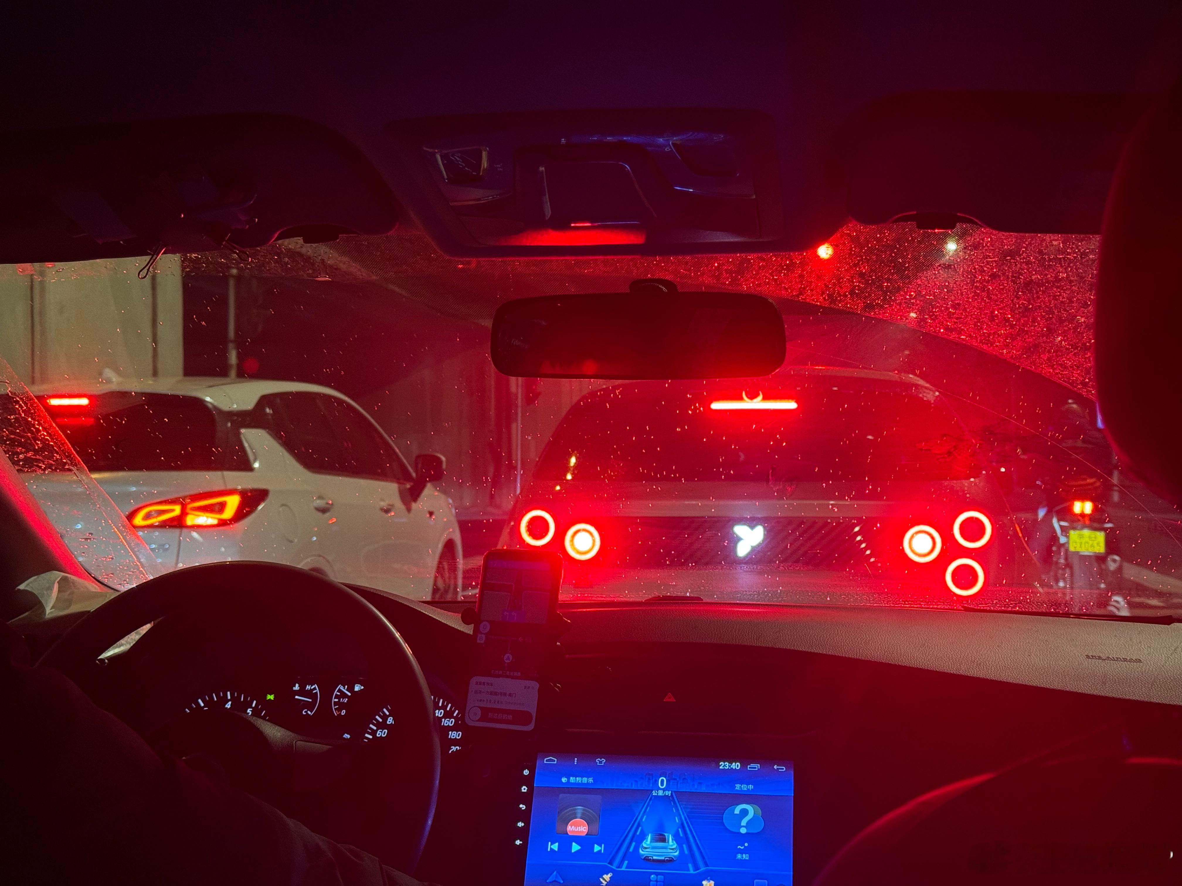 萤火虫这个刹车灯，实在是太亮了，堪比奥迪，和旁边车一对比，吱吱…我与汽车的日常