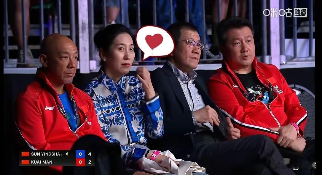 女单决赛的观众席上，
肖战指导旁边坐着俩生面孔，这还是头回见她们出现在赛场，不少