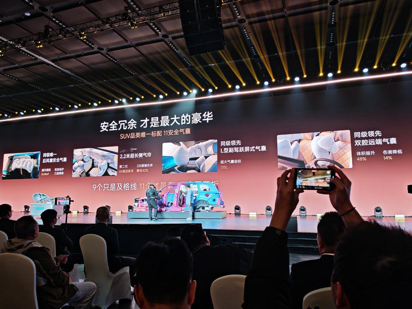 风云T11上市让百万豪华触手可及别人家顶配才给9个气囊，T11全系11个气囊，直