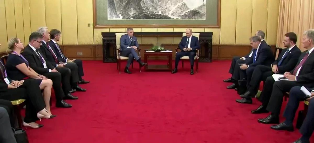 塔斯社报道，当地时间2日，俄罗斯总统普京，在北京会见了斯洛伐克总理菲科，在双方会