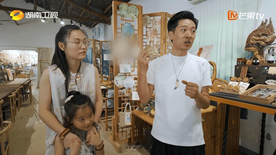 呼伦贝尔小伙为妻子留在株洲做根雕呼伦贝尔匠人吴穷时跨越三千公里，陪伴妻子定居株洲