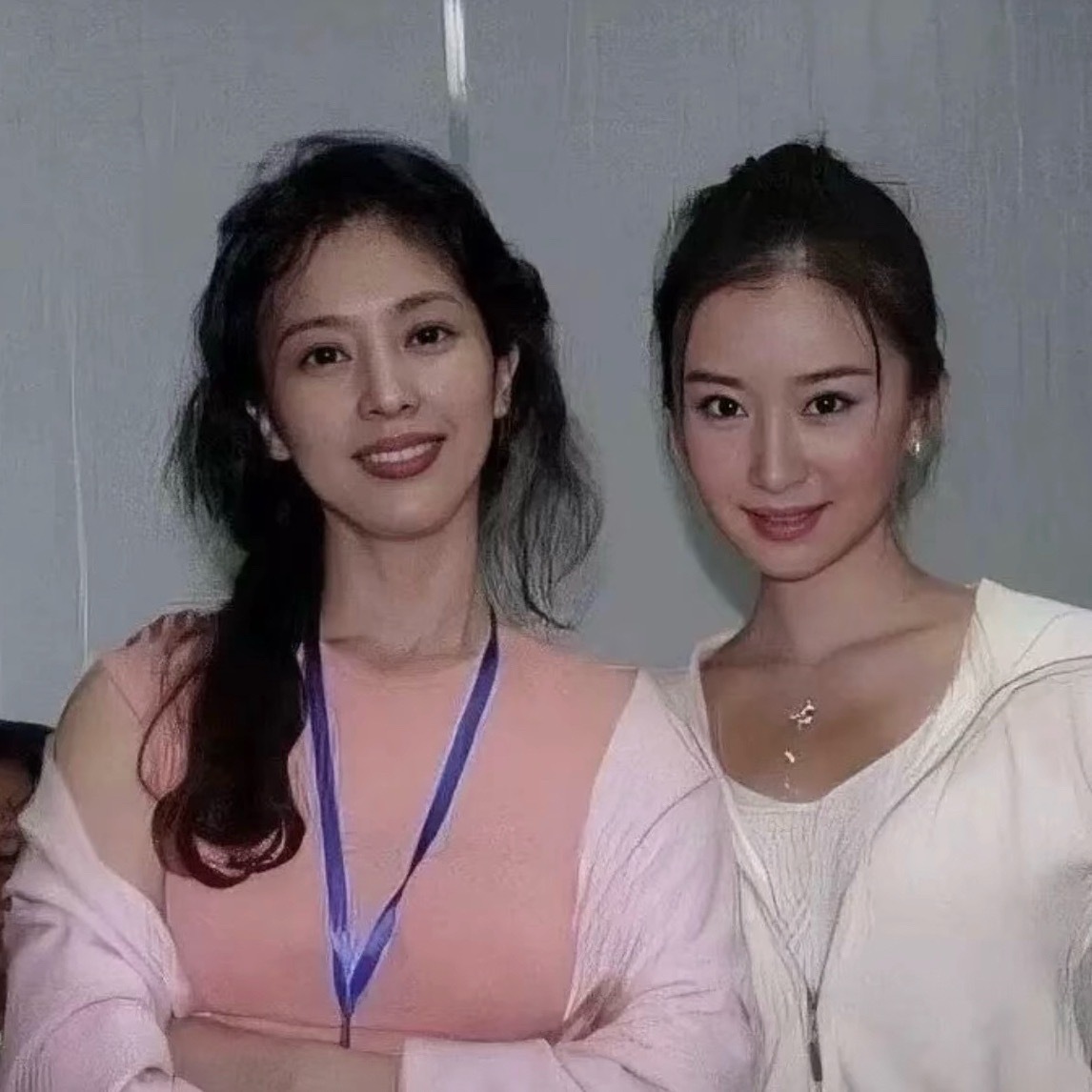 刘晓莉完美诠释了什么叫岁月从不败美人，刘亦菲和妈妈都是超级漂亮的大美女啊 