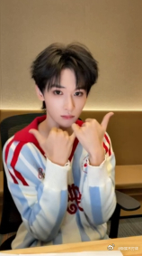 余宇涵年会中了一等奖 余宇涵年会中奖啦，一等奖太让人骄傲啦！这就像他努力追求自己