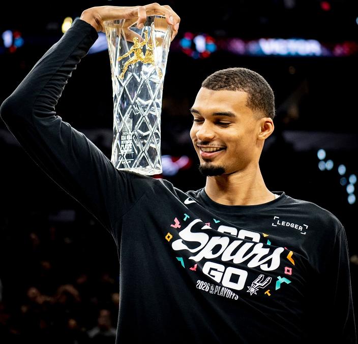 文班亚马领取DPOY奖杯，当晚比赛，文班亚马脑震荡退赛； 

SGA领取年度关键