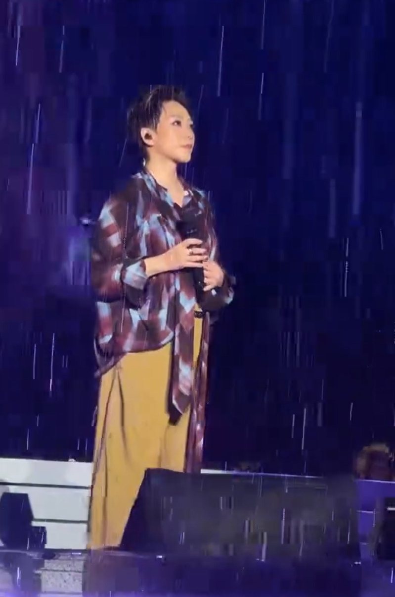 林忆莲我真的陪她淋过大雨 呜呜，林忆莲雨中演唱会浪漫到爆！Sandy的歌声在雨中