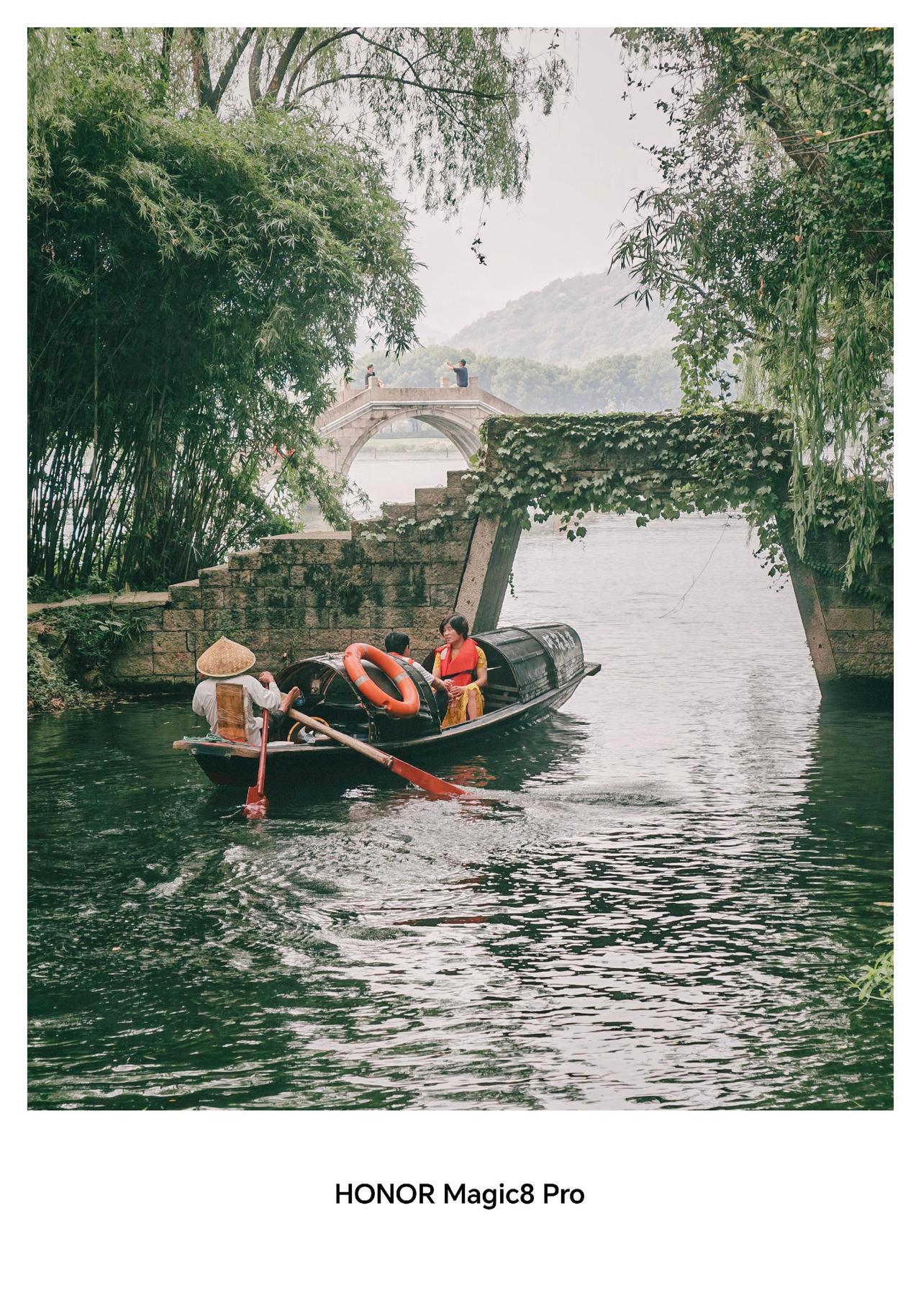 来绍兴不坐乌篷船，总感觉少了点江南味道。船工戴着毡帽，用脚摇橹这个绝活真的很特别