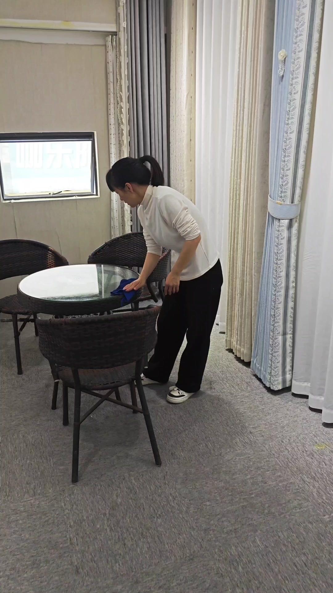 守店人要有觉悟，我会一直在这里。

每天整理布料样品，把新款窗帘挂在展厅里，阳光
