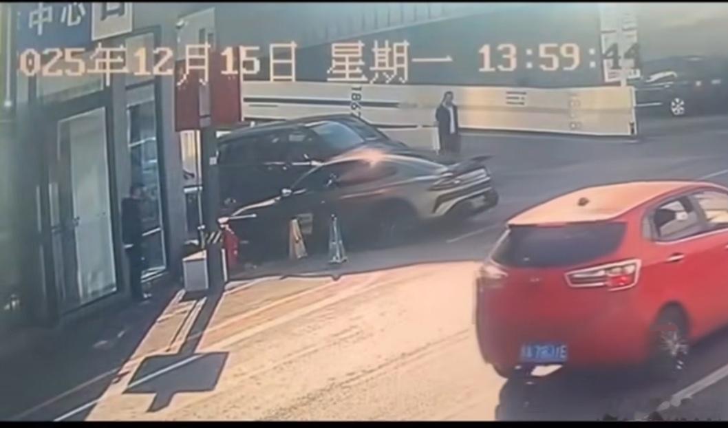 监控视频显示，当时这辆小米汽车是在倒车的状态，而且车速比较快，目测应该有40速左