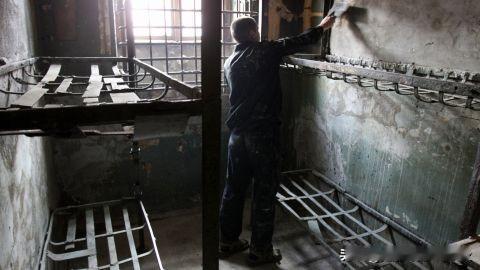 因散布“绞死普京”的传单：俄罗斯政治犯多岑科在狱中去世


65岁俄罗斯珠宝艺术