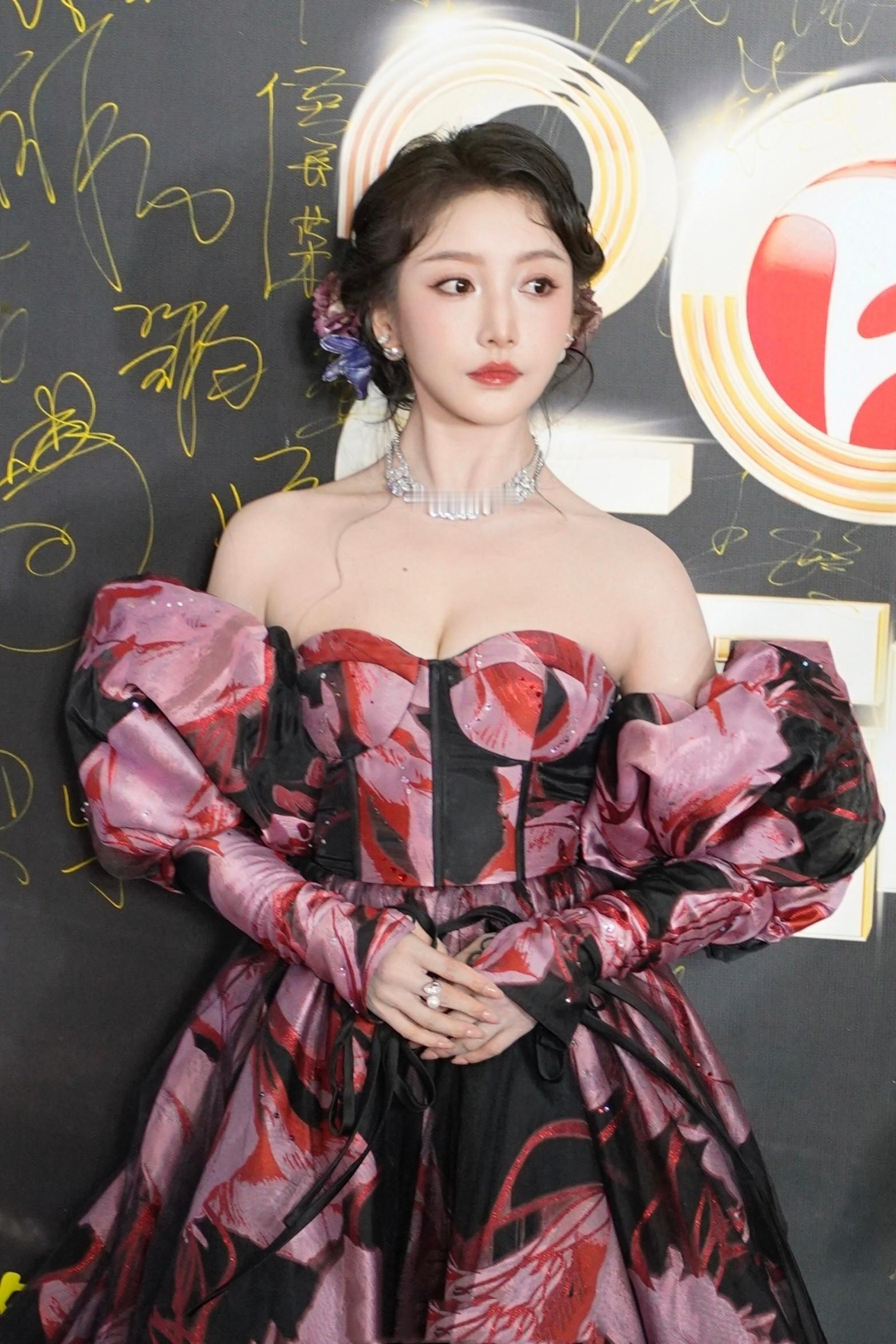 姜贞羽这回国剧盛典的红毯造型真的太绝了！精致扎发干净利落，完美衬托出她的天鹅颈和