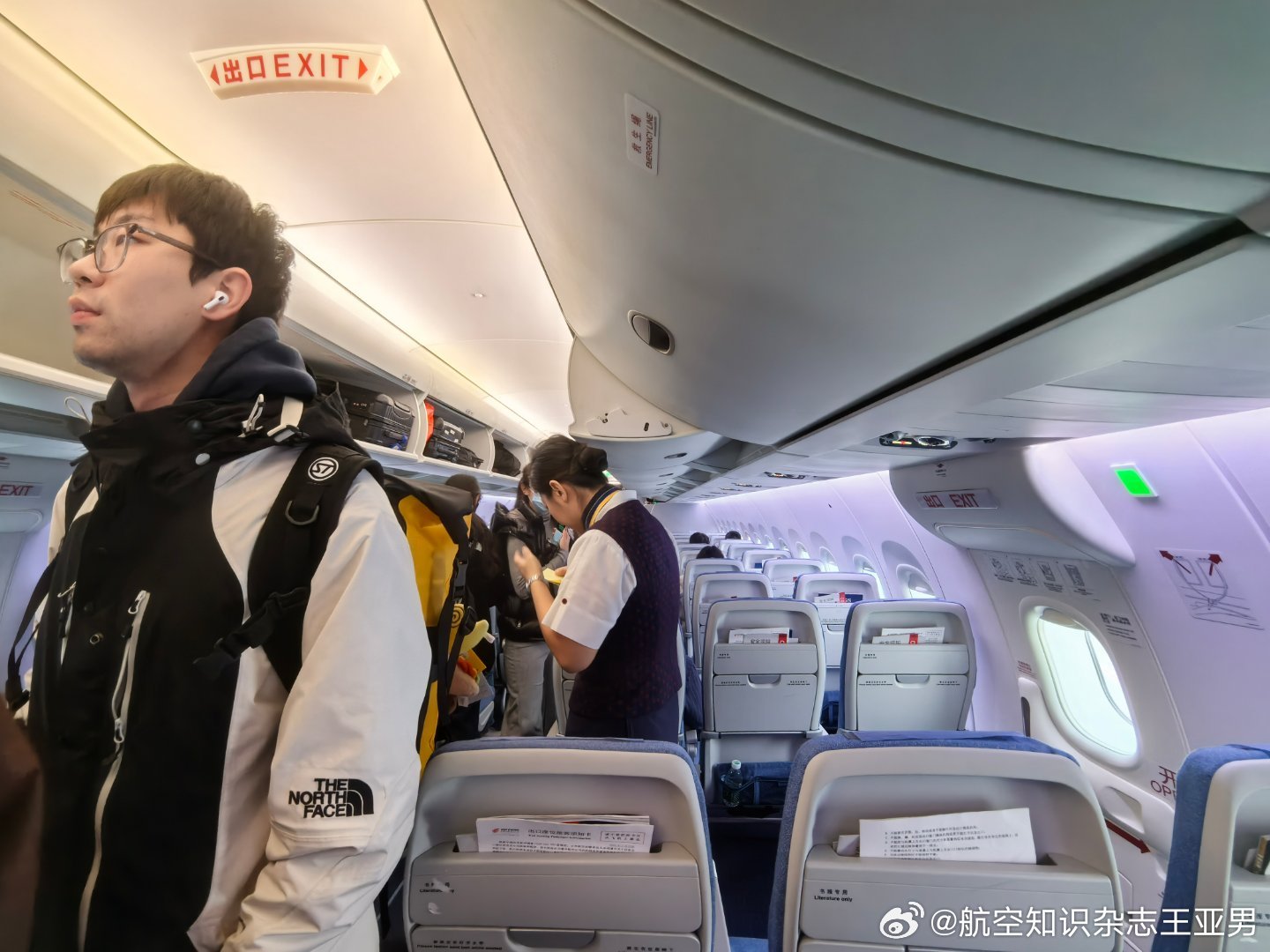 今天坐C919，第一次坐国产大客，内部清朗爽利，空间尺度更足，纤巧的座椅更拉满了