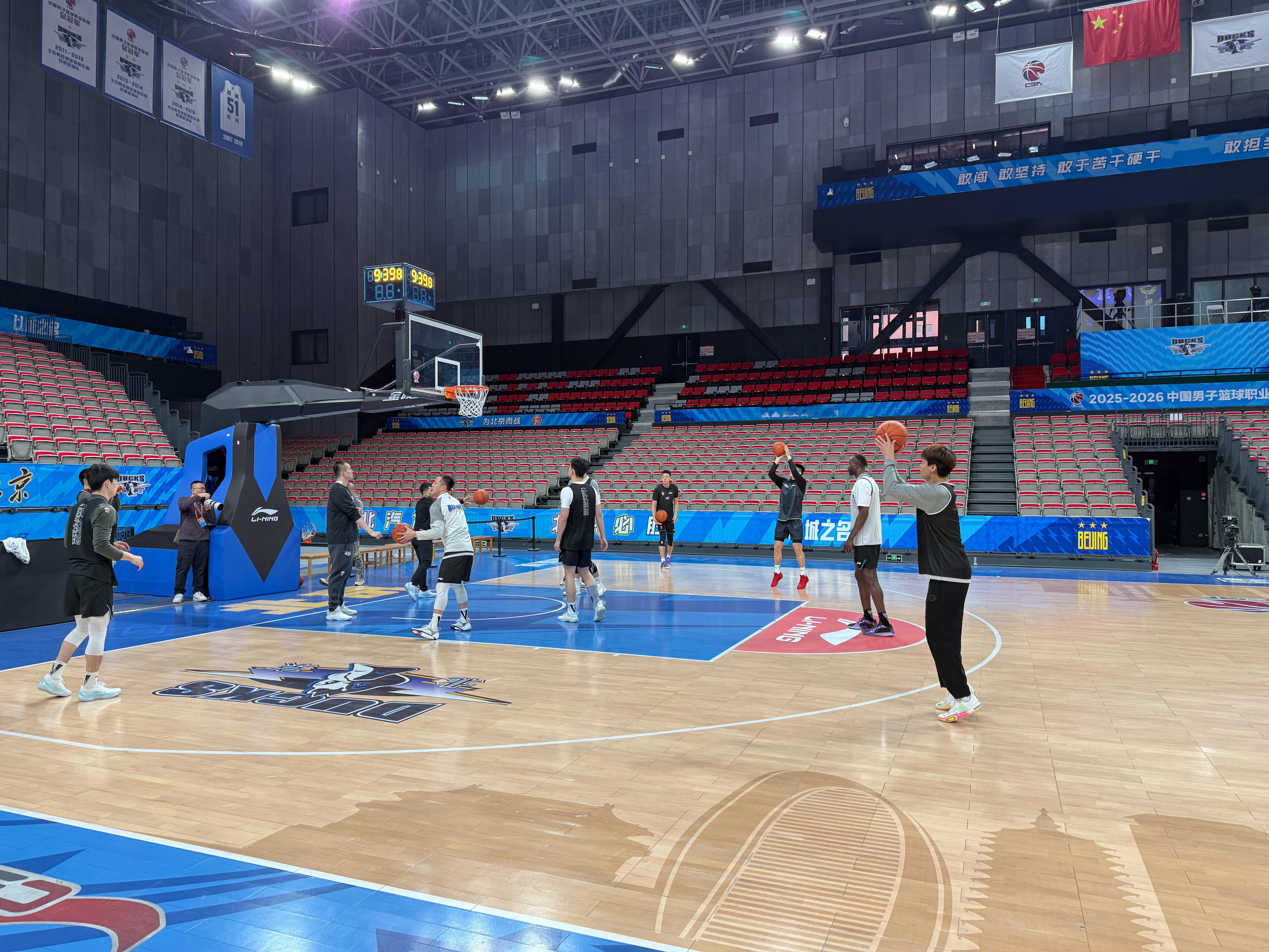 手续没完成的曾凡博和鼻子手术的陈盈骏，暂时缺席踩场训练。北京男篮vs广厦男篮 北