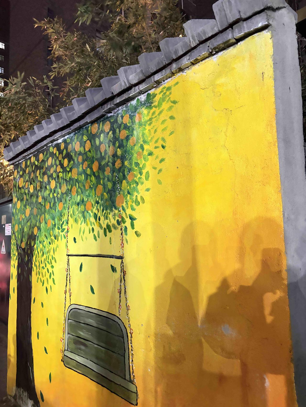 城市里的小确幸✨ 转角遇到治愈系墙绘

夜晚散步，在老巷子里偶遇这面治愈系墙绘。