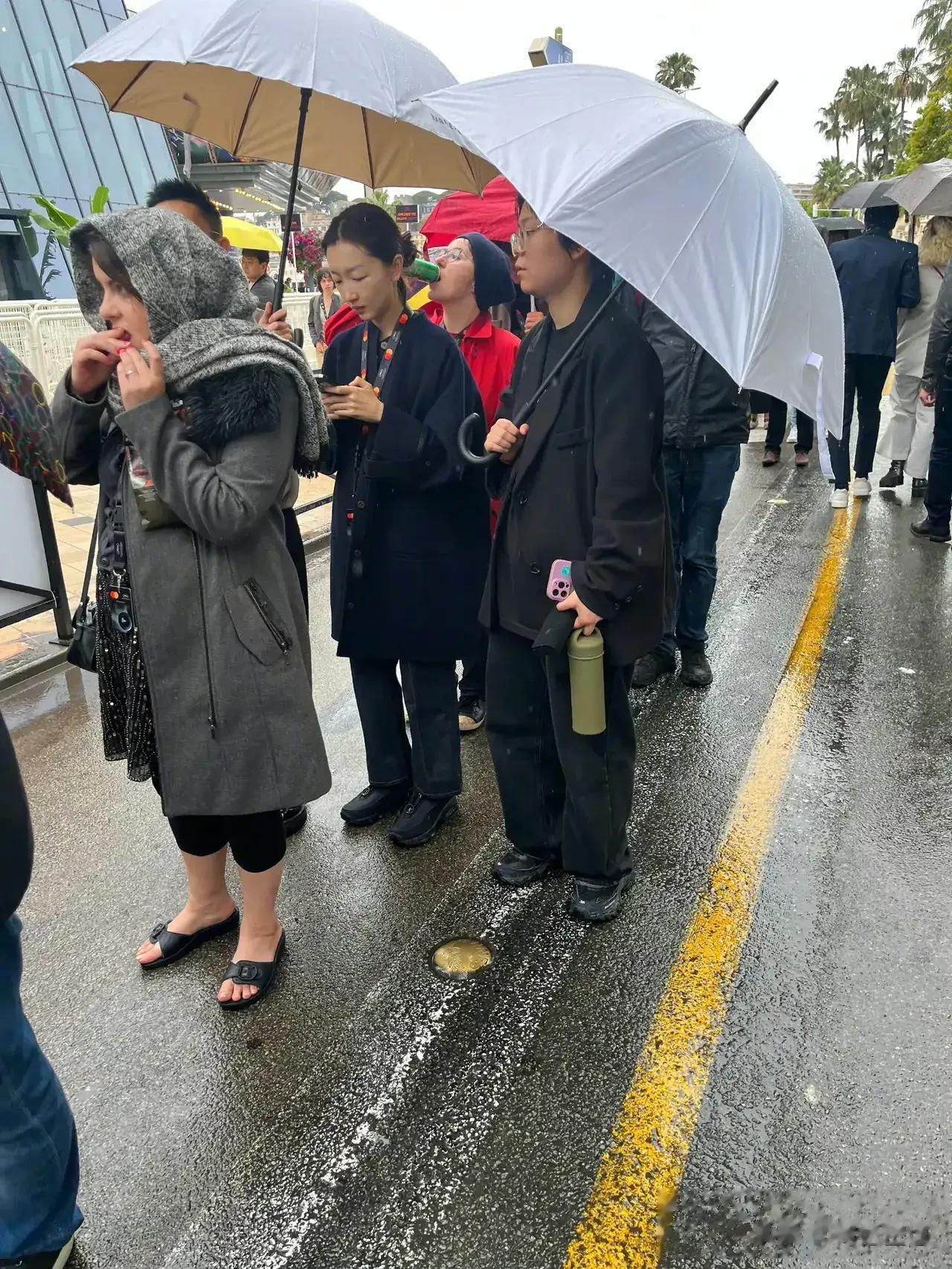不得不说，大牌就是大牌，之前有网友在戛纳偶遇周冬雨在雨中排队看电影，她旁边有两个