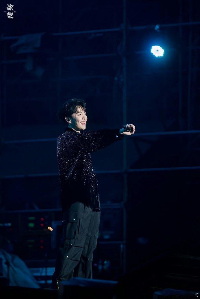 尤长靖冒头是华语乐坛之幸 他的演唱从不会让人失望，不管什么曲风都能完美驾驭，情绪