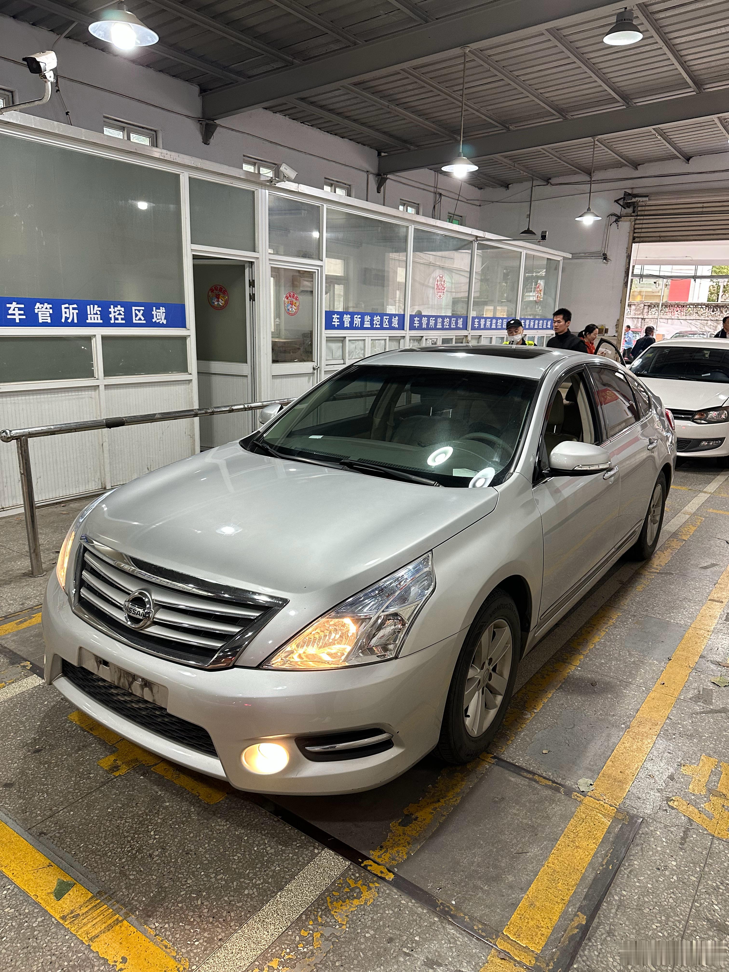 非常喜欢上海车管的办事效率 流水线式的kuku 推着前进 没有官僚 没有形式其他