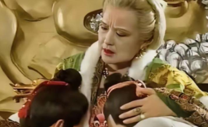 77岁的武则天被男宠张昌宗折腾到筋疲力尽，没曾想，当她沉沉睡去之后，张昌宗却偷偷