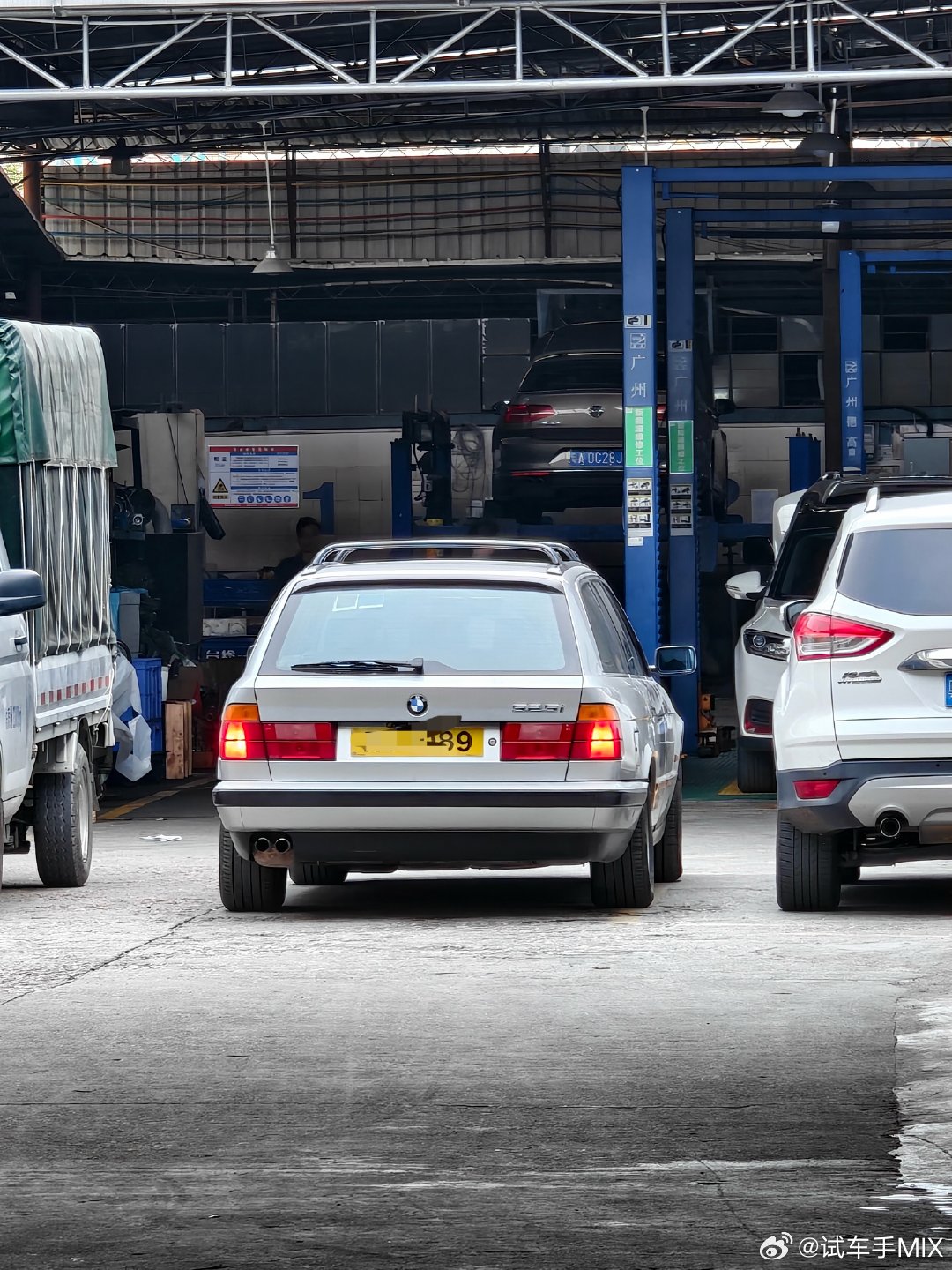 好清澈的一辆宝马E34旅行版！曾经我也有一辆宝马E34但从未遇过旅行版的，活久见