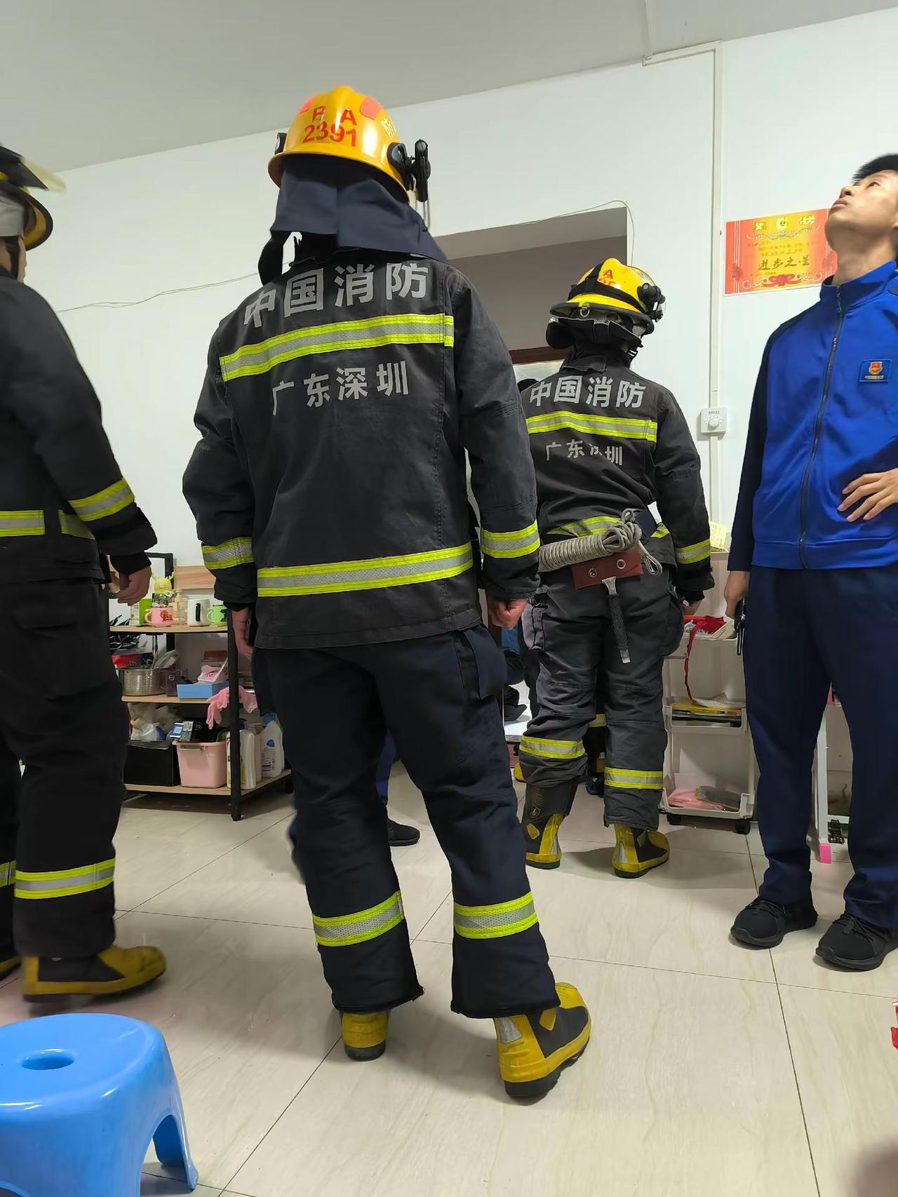 昨晚半夜被烟呛醒，起来大厅都是烟，很大的胶味，赶紧开门通风，第一时间检查所有的排