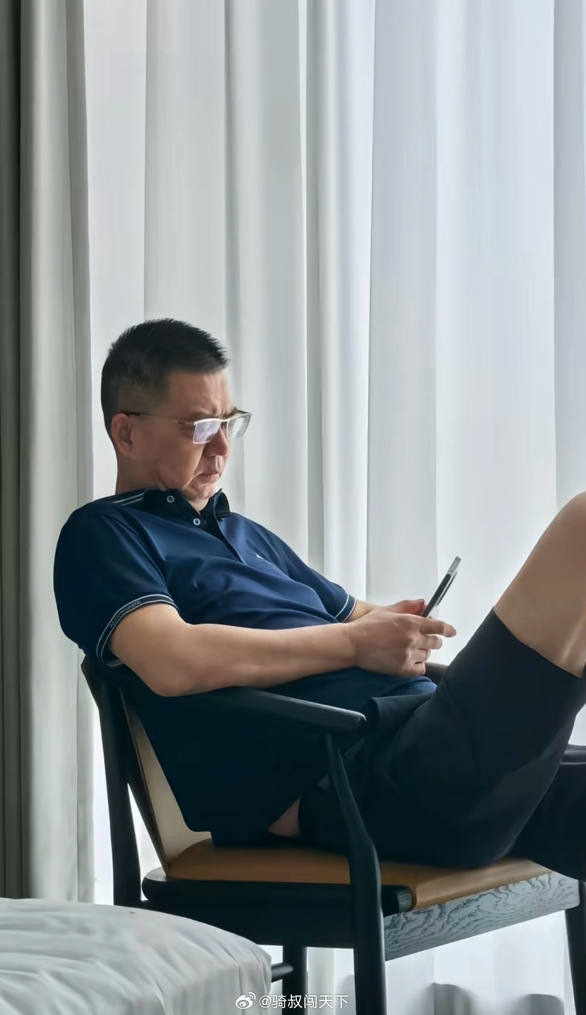 刘亦菲父亲是驻外外交官兼大学教授网上全在说刘亦菲妈妈多不容易，可她爸安少康呢？没