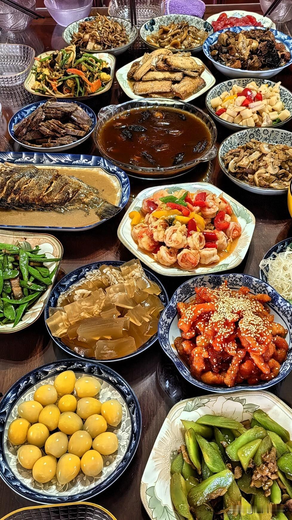 我认为中餐！
我更喜欢吃中餐，

我们的饭菜多种多样，
营养搭配又健康！