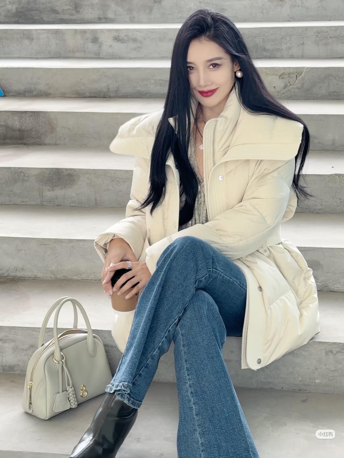 当生活将我们按进泥潭，请听见暗河在骨缝里奔涌。最深的水流往往最清澈，最沉的坠落终