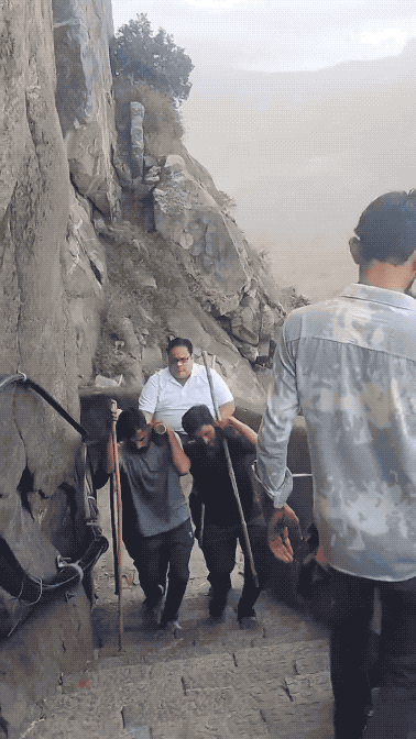 印度10000级陡峭石阶“人力轿子”：4个人抬大胖子上山，这活不好干啊！印度古吉