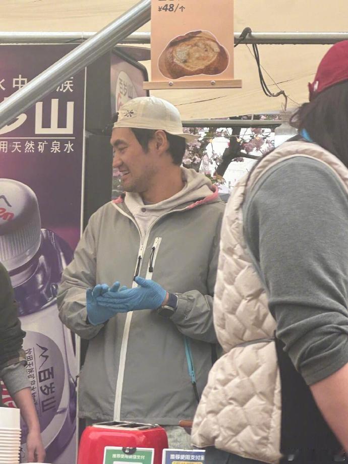 袁弘在面包节卖面包 袁弘现身北京朝阳公园奇多面包节，亲自摆摊卖面包，完全没有明星