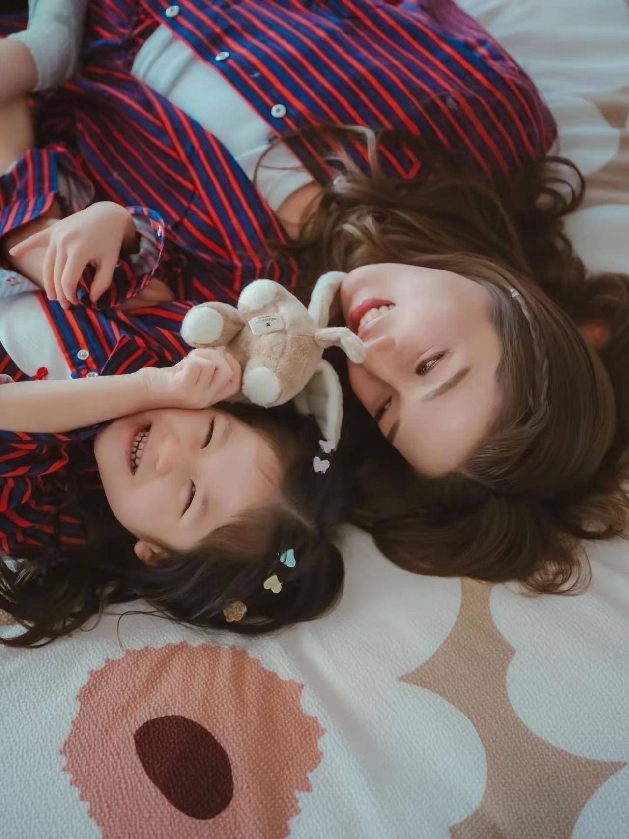 钟嘉欣分享与小女儿温馨近照，母女身着亲子装甜蜜同框，3岁紫琳眉眼间更似爸爸