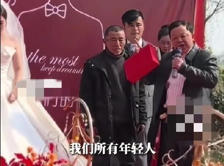 2月24日，安徽一婚礼现场新娘爸爸当场退还男方18.8万元的彩礼，只拿了100元