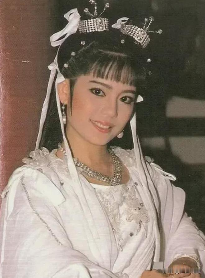 狄莺昔日古装明艳动人，因为生了一个不争气的儿子，如今64岁登台卖力商演，境遇让人