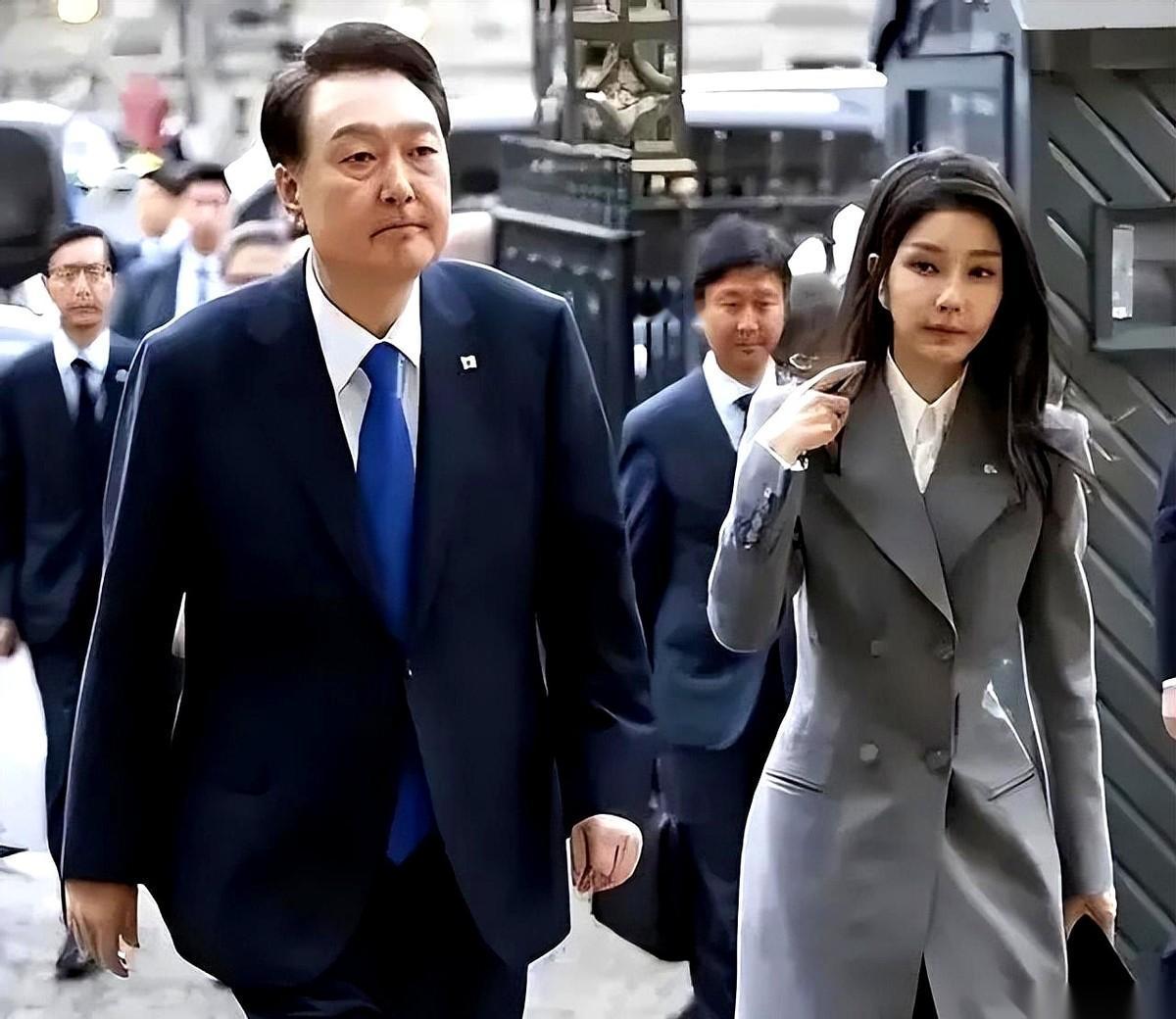 深夜，他老婆冲他吼：“因为你，全都搞砸了！”
我跟你说，这句话比那6个小时的戒严