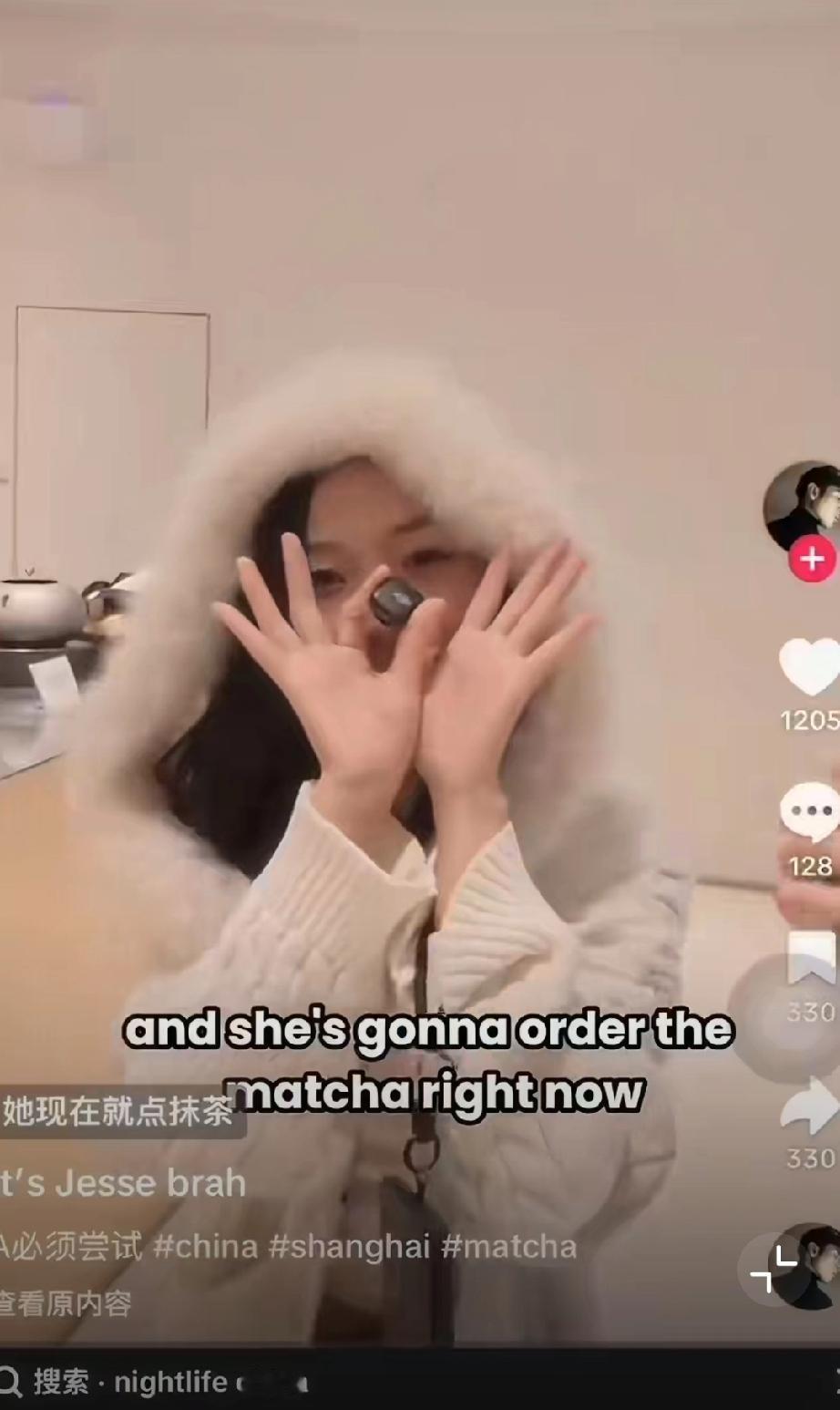 外国男子在上海品尝奶茶，旁边的中国女子直接舔男子手，男子称只是朋友…外国友人游上
