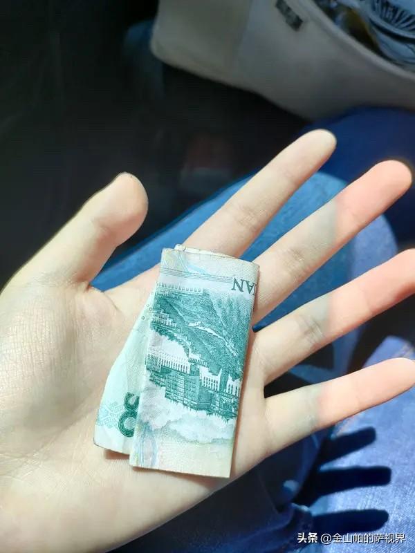 那天天热，矿工路两旁的梧桐叶子晒得打卷。1路公交车刚过四矿口，上来个穿蓝褂子的年