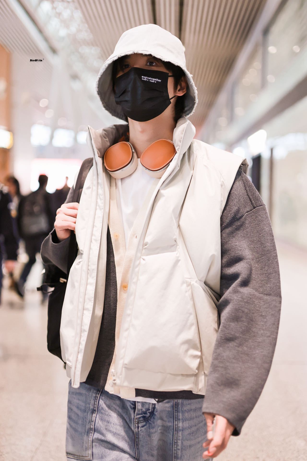 张远在飞机上也不忘给魏哲鸣打call 看得出张远很着急了 魏哲鸣新剧开播，好朋友