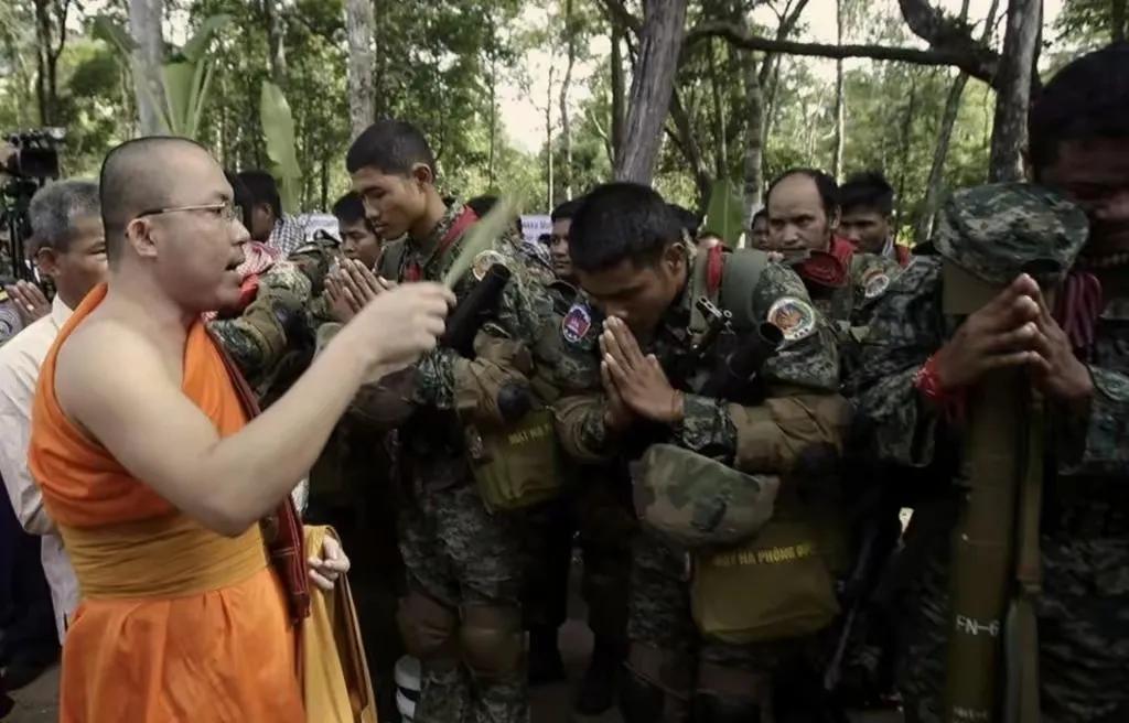 柬埔寨真是没有尴尬只有更尴尬，据报道，柬泰冲突爆发后，柬埔寨士兵上前线前，一边请