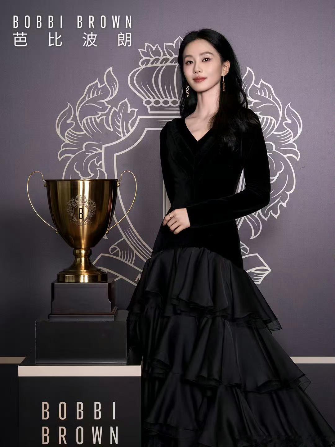 这套 Juana Martín 2025 秋冬高定挺难穿的，但是刘诗诗就这么随便