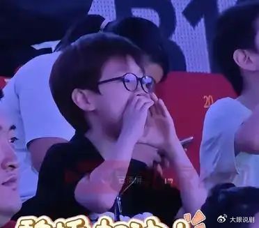 怎么有小朋友的呐喊声，原来是梁副队家的小少爷在为魏桥加油！美丽姐今晚也带着俩儿子