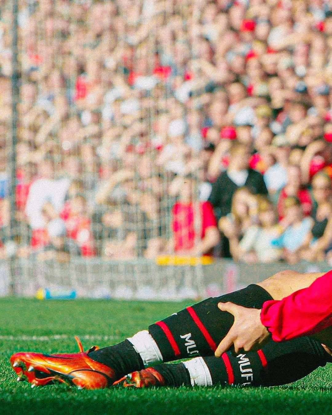 C罗c罗 卷毛小小罗被老大哥们搂着rua 