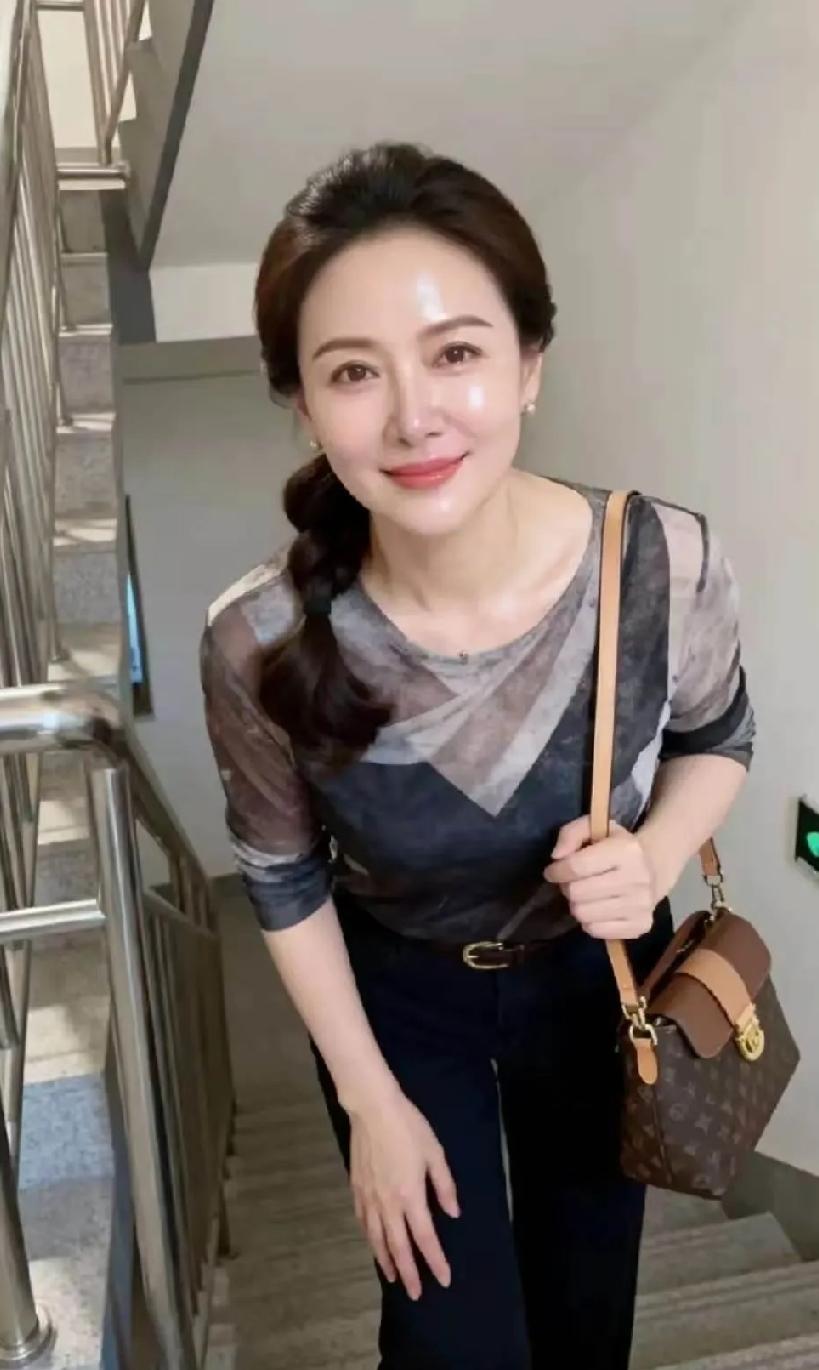 这个美女把温婉端庄，知性优雅表达到极致了！实在太有成熟娴静的知性美了！

紧致细