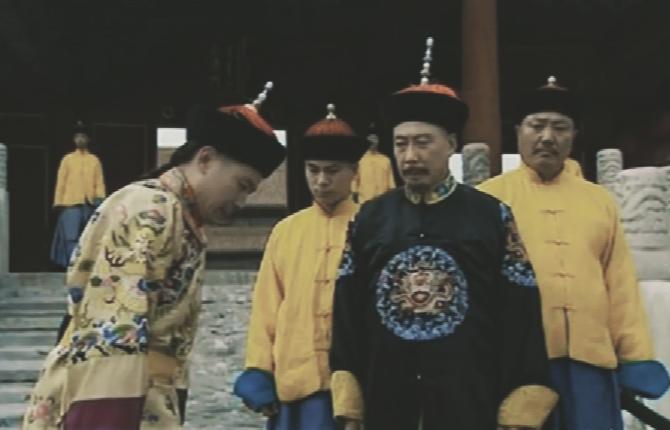 1697年，亲征噶尔丹回京的康熙，虽大胜归来，却表现的很愤怒，他先是处死了太子胤
