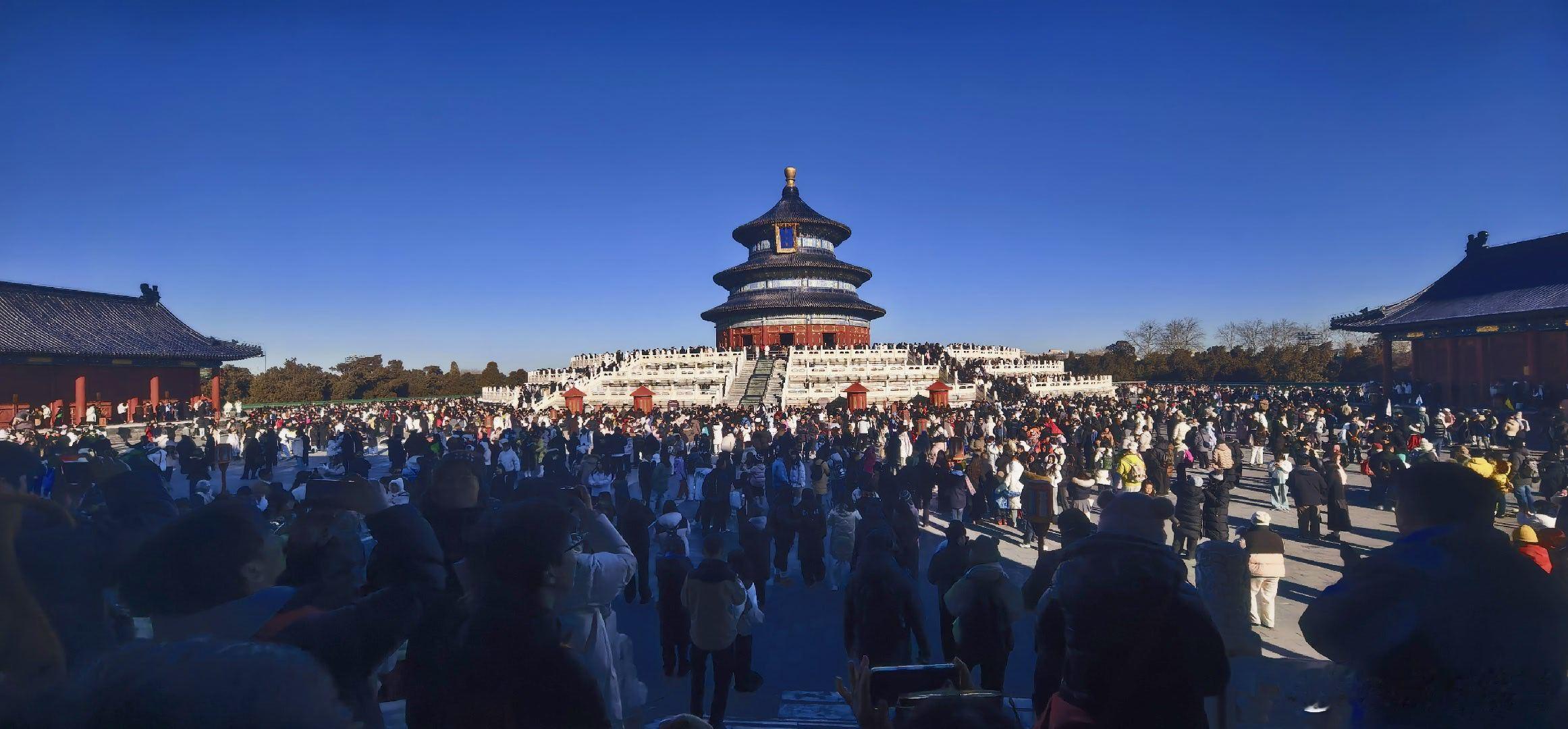 2026年元月2日，北京阳光明媚，晴空万里，难得好天气，裹挟在如织的游人中，逛了