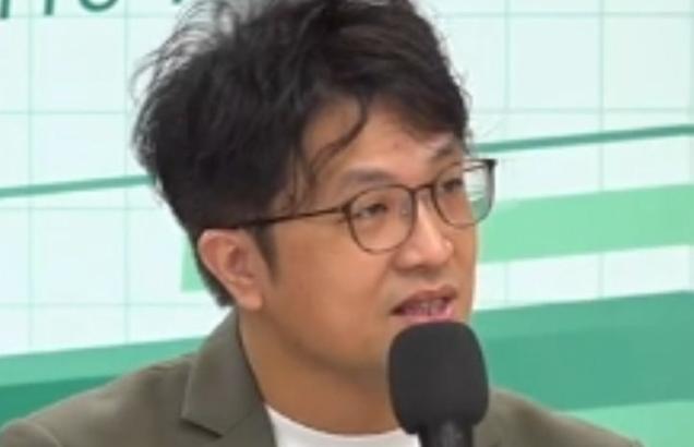 沈伯洋表示，蒋万安和郑丽文的态度一直没什么差别，在挡军购时的响应、针对菠萝释迦的