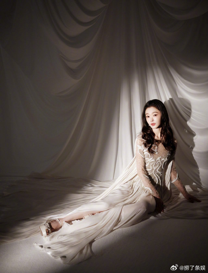 宋轶白裙羽毛头纱 白裙如雪，羽毛似雾，冰晶涟漪环绕周身，层层折射出柔光，宋轶这造